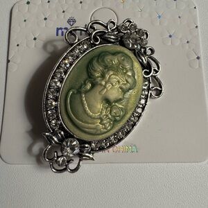 New MINT Cameo brooch -green/silver